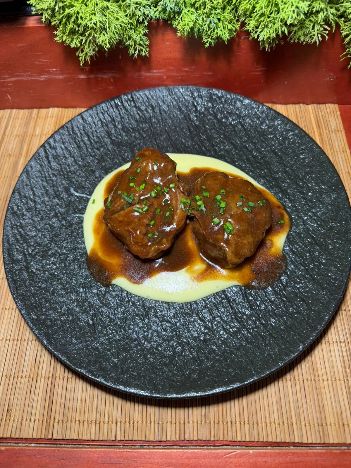 Carrillera ibérica con patata trufada
