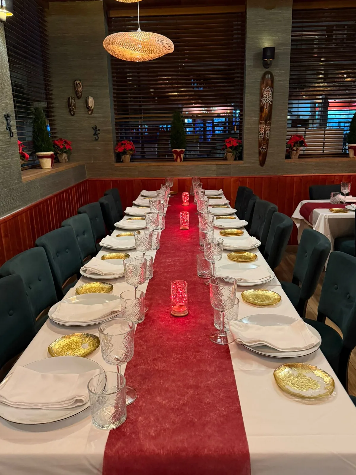 Mesa larga preparada para grupo