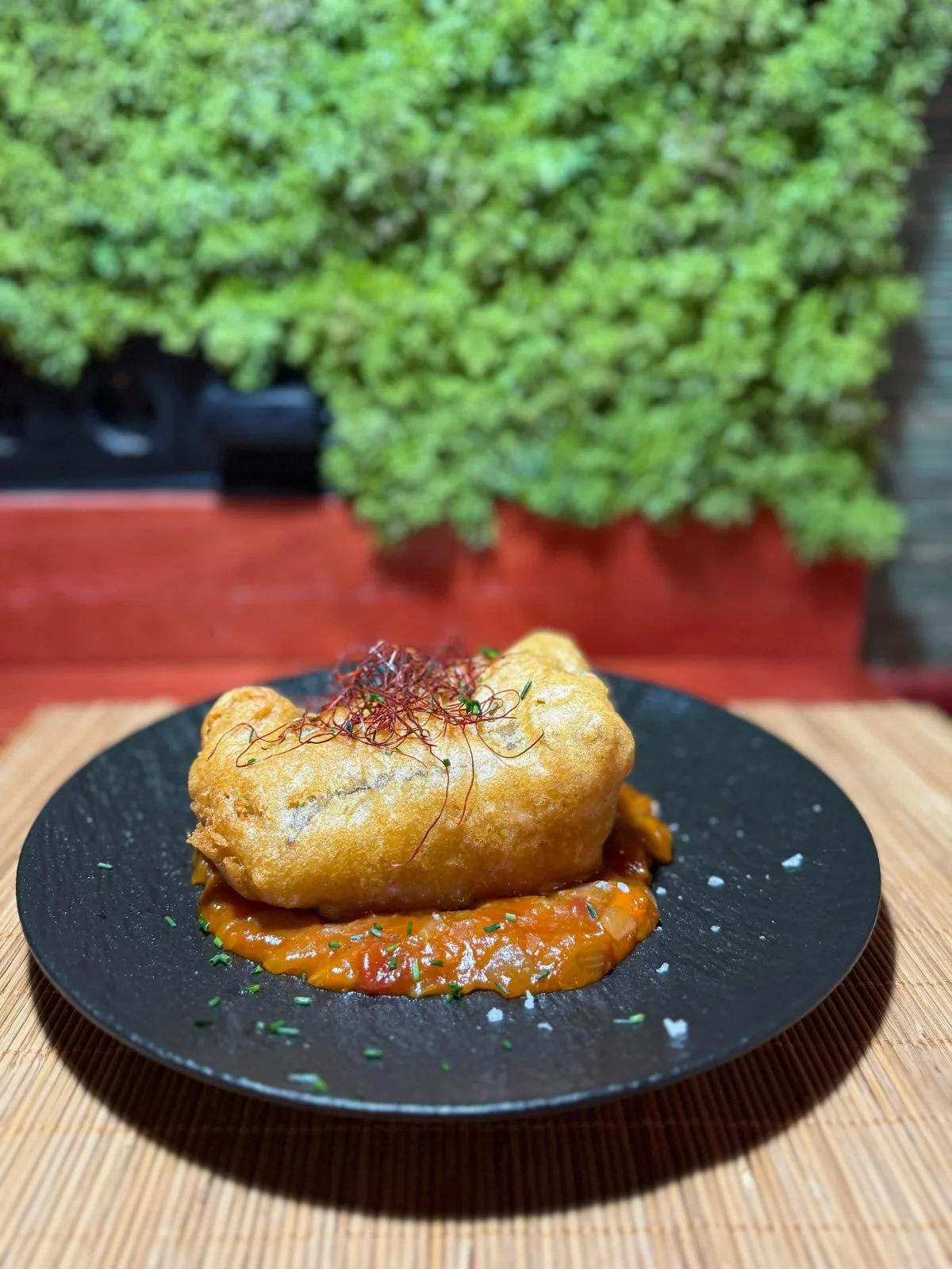Bacalao en tempura en cama de pisto