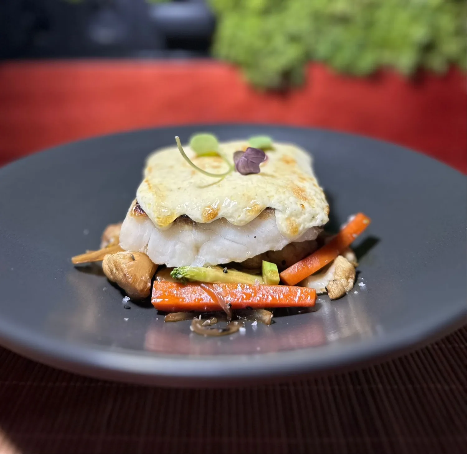 Bacalao con muselina de ajo y verduras